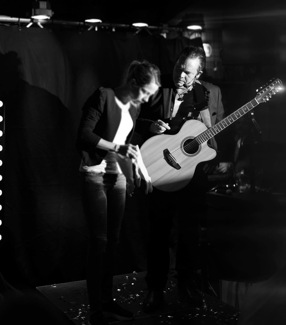 Ricardo på scen i svartvitt med gäst och gitarr
